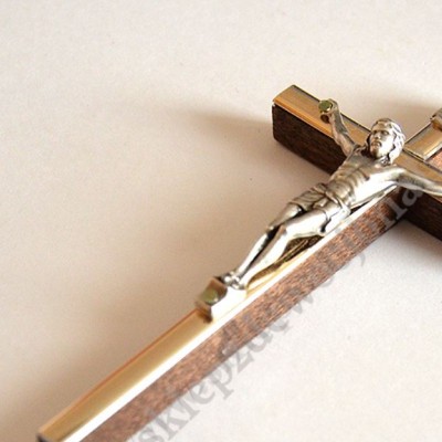 KRZYŻ DREWNIANY Z NAKŁADKĄ METALOWĄ - wys.13 cm - 1732